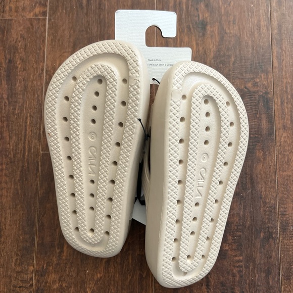 CALIA by Carrie Underwood Ribbed Slide Sandals in Beige - Picture 3 of 3